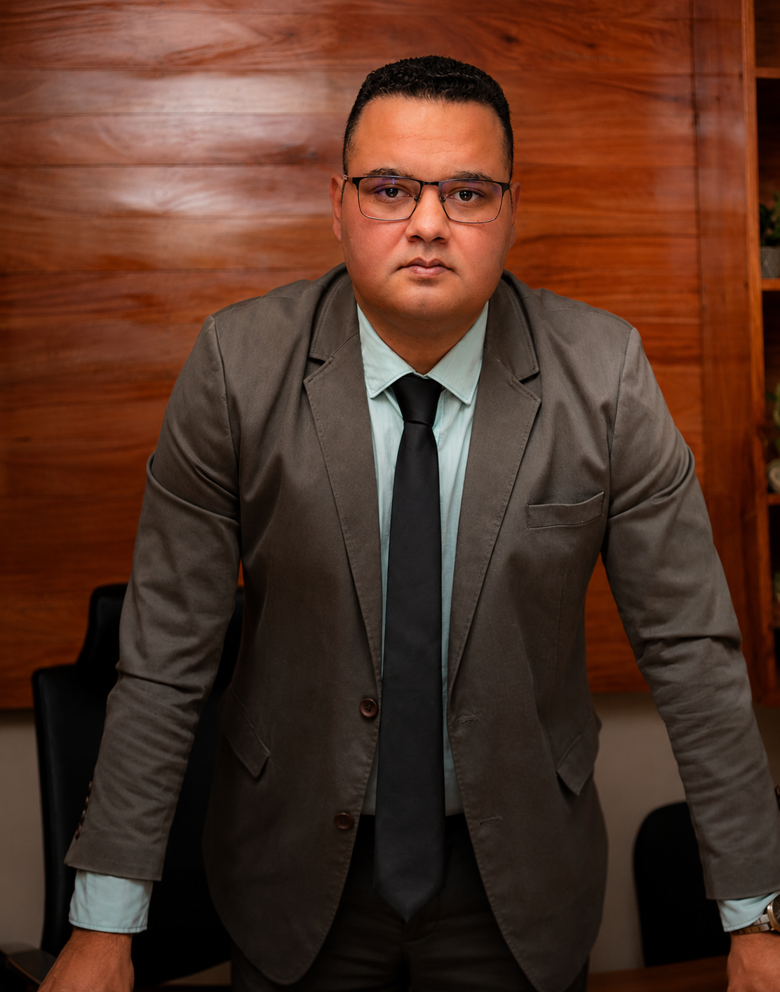 Dr. Vitor Guedes, advogado previdenciário, em seu escritório